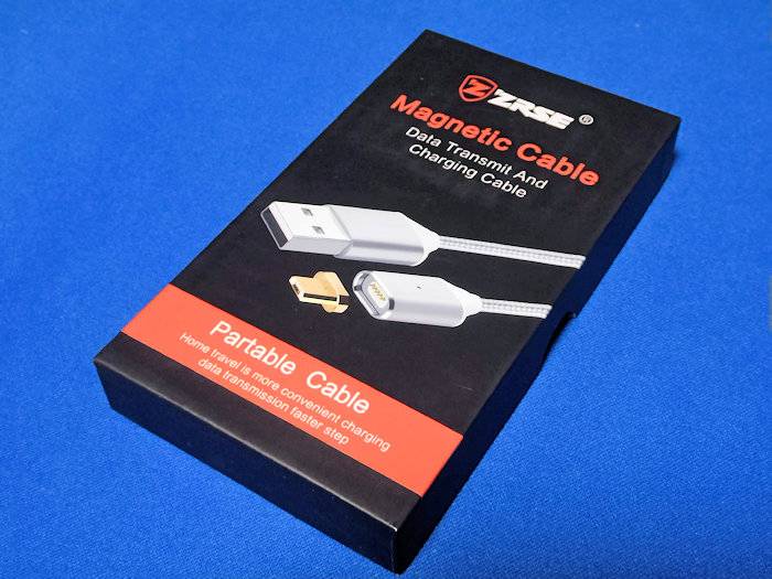 マグネット接続のUSBケーブルでもスマホが高速充電できる「ZRSE」 3 「ZRSE」(ザスイ)のUSBマグネットケーブルの箱