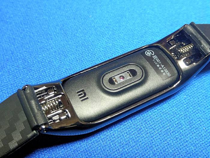カーボンファイバーのヘアラインと金属が高級感を漂わせるMi bandのバンド #スマートウォッチ #Mi band 3 14 カーボンファイバーのヘアラインと金属が高級感を漂わせるMi bandのバンド #スマートウォッチ #Mi band 3 12