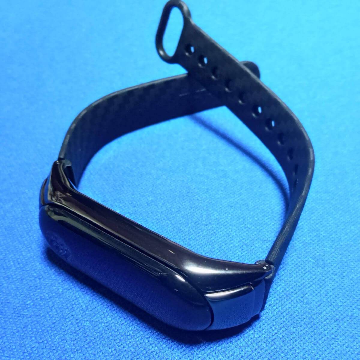 カーボンファイバーのヘアラインと金属が高級感を漂わせるMi bandのバンド #スマートウォッチ #Mi band 3 1