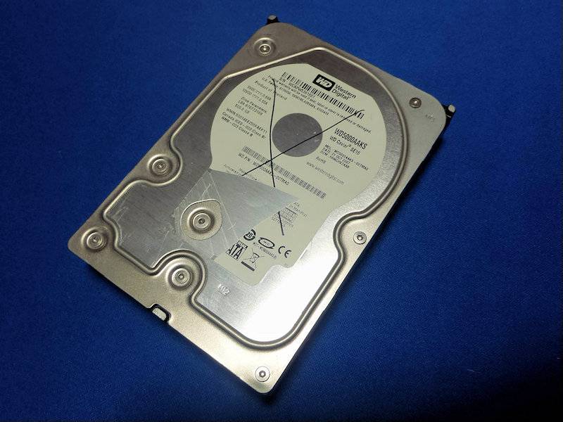 HDD処分時の情報漏えいを防ぐ ドライバでSATA端子を破壊 12 HDD処分時の情報漏えいを防ぐ ドライバでSATA端子を破壊 11