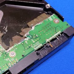 HDD処分時の情報漏えいを防ぐ ドライバでSATA端子を破壊 28