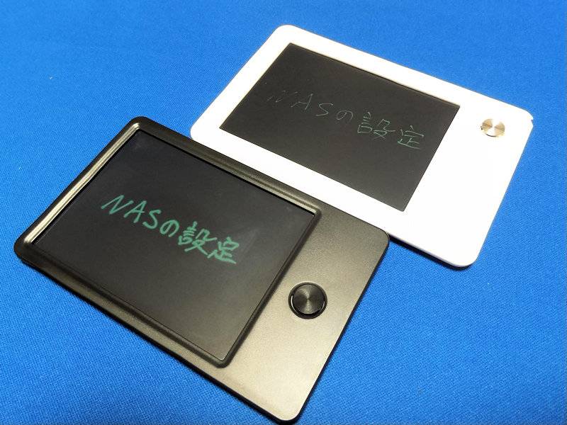 電子メモパッドは線の太さが重要 4 白い電子メモパッドは線が細いため遠くからは文字が見えない。一方、黒いボディの電子メモパッドははっきりと見える
