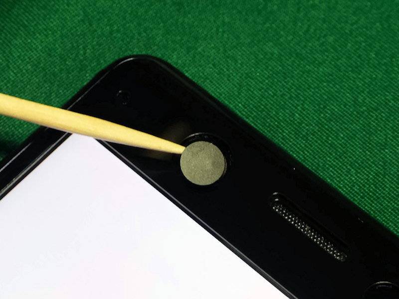 スマホやパソコンのカメラをふさぐ専用シール ~開閉できるカメラカバーもおすすめ 11 ピンセットがなければ爪楊枝にシールを乗せて、カメラの上に貼る