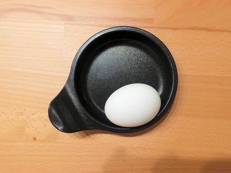 3分で出来る「目玉焼きプレート オーブントースター用」 7 たまごと比較すると、この程度の大きさ