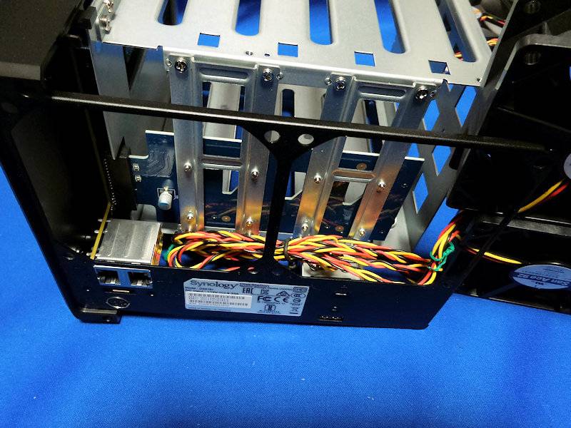 Synology DiskStation DS918+のファンを交換して静音化 45 長いケーブルはファンの下に収める