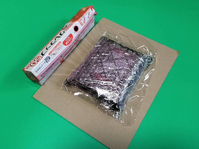 HDDの保証は2年または3年のことも ~無償交換の手順 32 ラップで巻いたHDDを底と同じ大きさのダンボールに巻き付ける