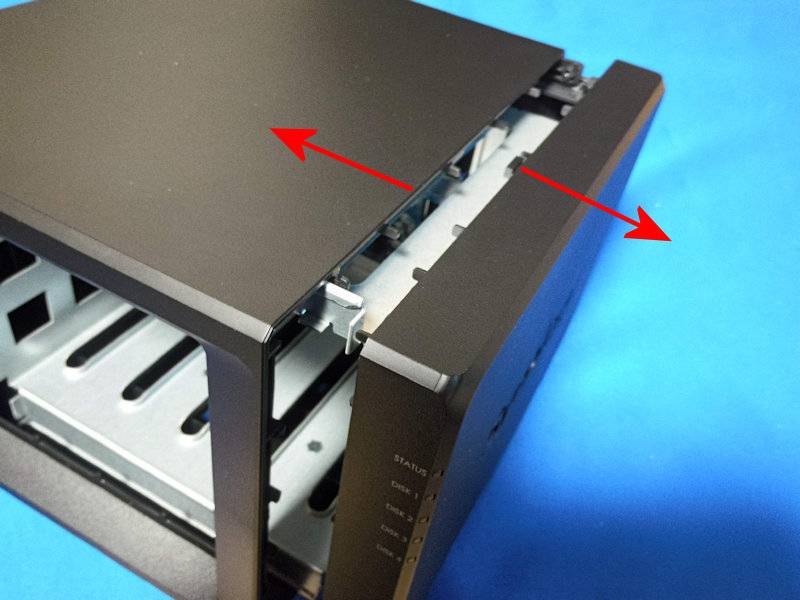 Synology DiskStation DS918+のファンを交換して静音化 36 矢印のように左右にケースをスライドさせる