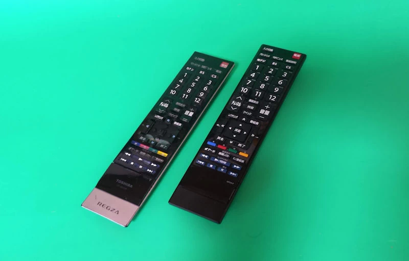 リモコン故障時の最強解決策―万能サードパーティー品で即解決! 22 (左)東芝REGZAの純正リモコン(右)サードパーティー製のリモコン。ボタンの配置と機能がほとんど同じだ