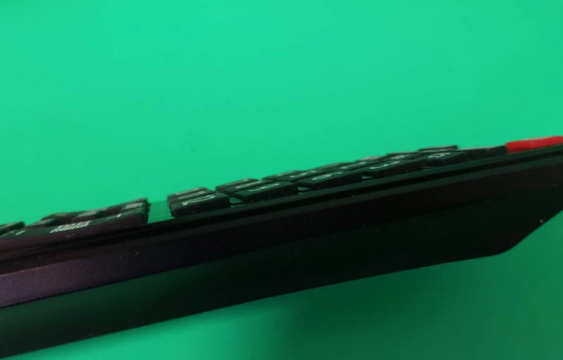 リモコン故障時の最強解決策―万能サードパーティー品で即解決! 26 サードパーティー製のリモコンだが、ボタンに傾きが付いていたり、曲線上になっており、ボタンが押しやすい