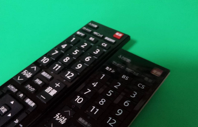 リモコン故障時の最強解決策―万能サードパーティー品で即解決! 27 (左)サードパーティー製のリモコン(右)サードパーティー製のリモコン