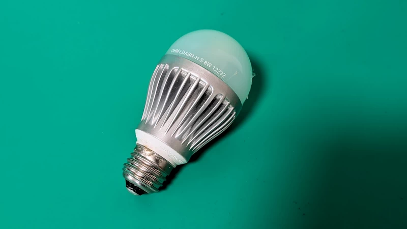 LED電球は10年で交換がベスト 22 下半分は変圧器だ。熱を発するため、ヒートシンクが付いている