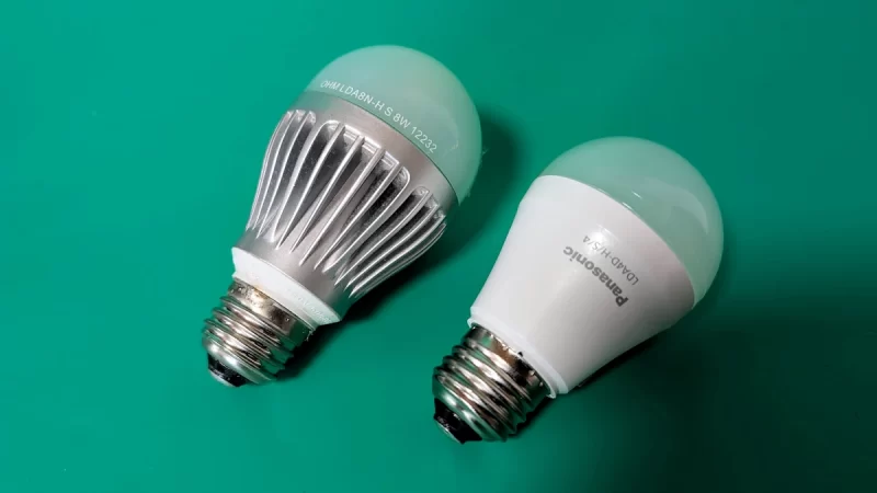 LED電球は10年で交換がベスト 23 両製品を並べる
