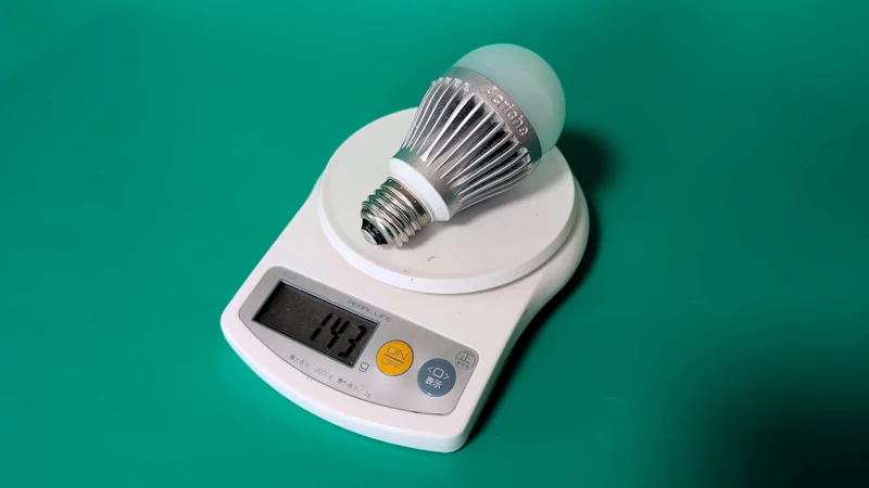 LED電球は10年で交換がベスト 27 10年以上前の製品のオーム電機のLED電球は、重量は143g