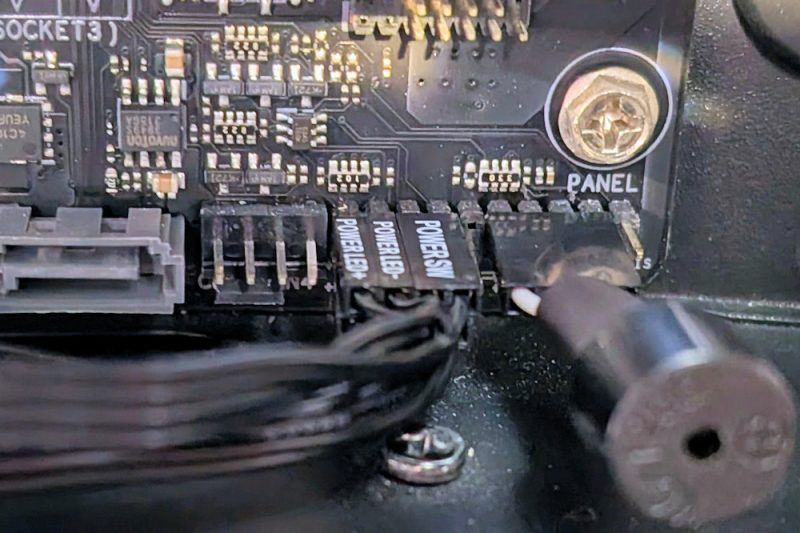 デスクトップPCの電源スイッチを手元に伸ばす 29 デスクトップPCの電源スイッチを手元に伸ばす 28
