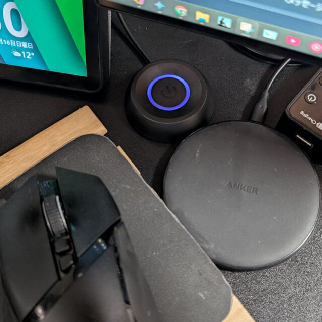 デスクトップPCの電源スイッチを手元に伸ばす 1